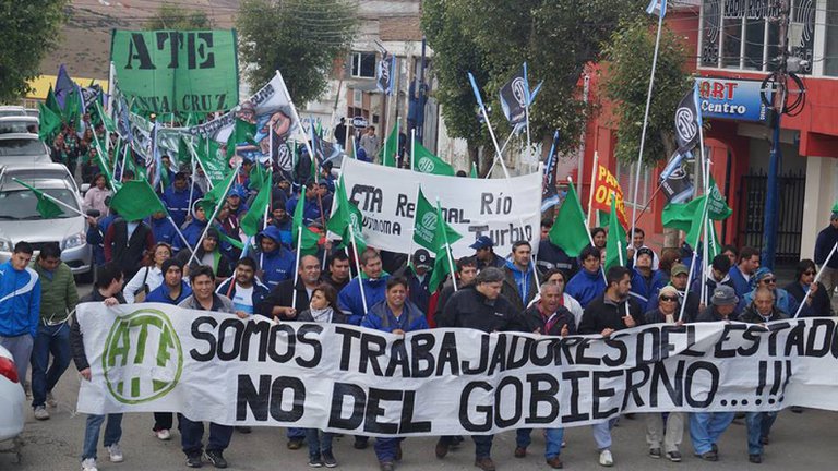Una manifestación de trabajadores del Estado en Santa Cruz